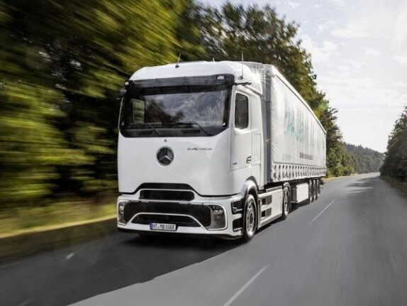 Mercedes’ Long-Haul Electric Semi Is Here - Fleet Management Weekly